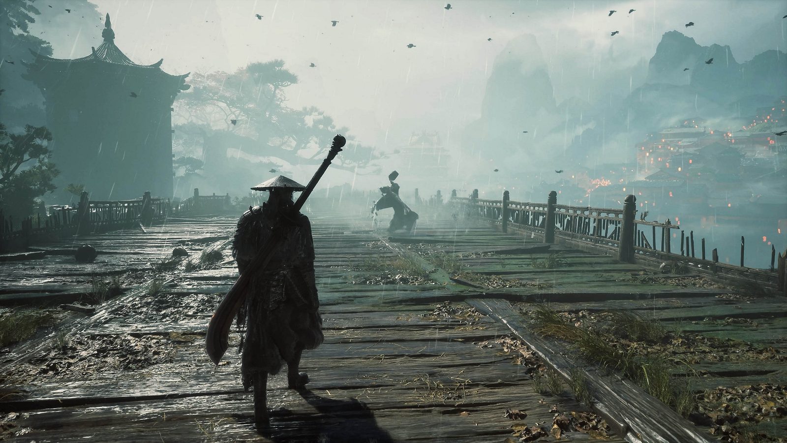 Dans Phantom Blade Zero, Soul, coiffé d'un chapeau de paille, avance vers son adversaire sur un pont de bois sous la pluie et la brume